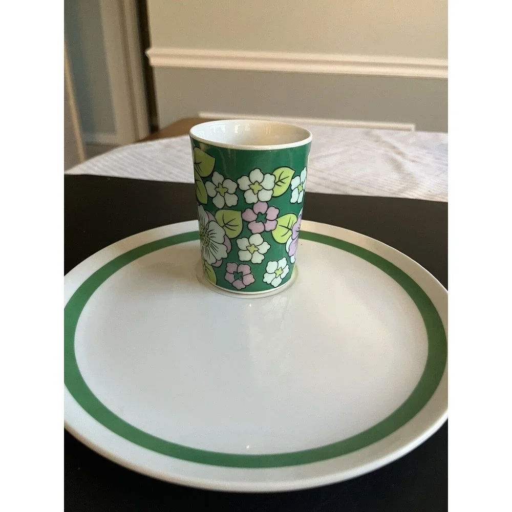8pc Ceramic Green Floral Daisy Mugs with 9” Round Snack Plate